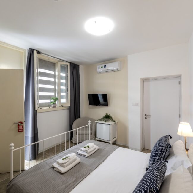 SPY_1375 copy (Large)